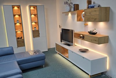 Wohnwand und 2 Vitrinen in Santanaeiche hell geölt und Lack Kristallweiß matt, Wohnwand Breite ca. 305 cm, inklusive Beleuchtung - Vitrine Teilmassiv, Anschlag links B/H/T ca. 65 x 212 x 45 cm mit Beleuchtung - Vitrine Teilmassiv, Anschlag links B/H/T ca. 65 x 212 x 45 cm mit Beleuchtung