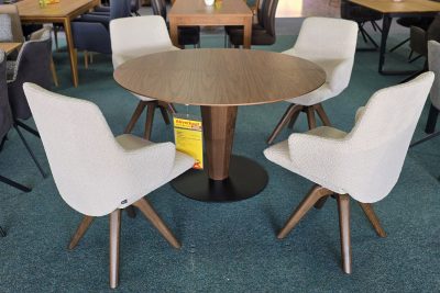 bestehend aus einem Tisch rund in Walnuss mit Mittelfuß,  Durchmesser 125cm, ausziehbar mit Erweiterungsplatte 50 cm, Höhe 74cm,  4 Stühle in Stoff Off White, Gestell Walnuss. Davon 2 Stühle fest und 2 Stühle drehbar mit automatischer Rückholung.