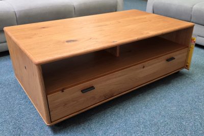 Massiver Couchtisch in Holz