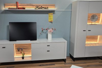 Moderne Wohnwand in weiß mit Absetzungen in Eiche