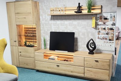 Wohnwand Front und Korpus Ast/Balkeneiche massiv. Rückwand Ast/Balkeneiche Leisten massiv in Kristalleiche geölt. Frontglas und Glasböden Parsol braun. Inklusive Beleuchtung. Ohne Deko! Bestehend aus: Kombivitrine (B97 H 207 T37 cm), TV-Element (B214 H 63 T 50 cm) und Wandboard (B150 H22 T22 cm).