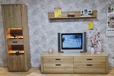 Wohnwand Front Ast/Balkeneiche massiv, Korpus Ast/Balkeneiche furniert, Rückwand 3D geschroppt, Glas Parsol braun. Inklusive Beleuchtung. Ohne Deko! Bestehend aus: Vitrine (B64 H 207 T 37 cm), TV-Element (B194 H56 T50 cm) und Wandboard (B150 H24 T24 cm).