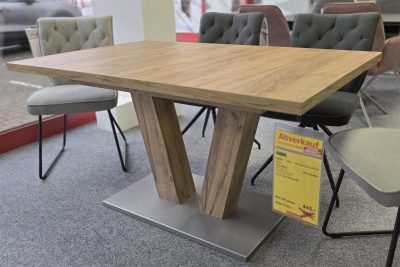 Esstisch in Terra Eiche Nachbildung. Bodenplatte Edelstahl Deko. Maß: 140 x 90 cm fest.