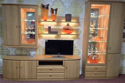 Wohnwand Front in Eiche Sand massiv, Korpus Eiche furniert. Mit Spiegelrückwänden und LED-Beleuchtung.