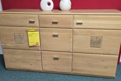 Sideboard Front Eiche Bianco massiv mit Hirnholz Applikationen, Oberfläche geölt. Korpus Eiche Bianco furniert. B ca. 165 x H 92 cm x T 44 cm.