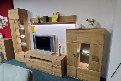 Wohnwand Front Eiche Bianco massiv mit Hirnholz Applikationen, Oberfläche geölt. Korpus Eiche Bianco furniert. Glas Parsol grau. Inkl. Beleuchtung. B ca. 320 cm x H 208 cm x T 50 cm.