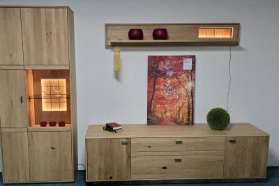 Wohnwand in Ast/Balkeneiche/Kristalleiche geölt inkl. Beleuchtung und Funkfernbedienung. B 315 H 207 T 50 cm.