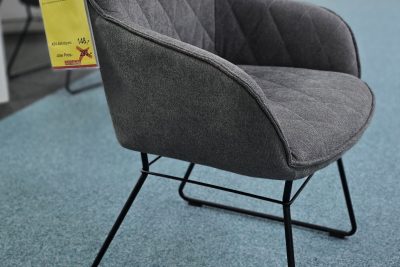 Stuhl mit Armlehnen Stoff Derby Dark Grey. Kufe mit Drahtbinde Eisen schwarz.