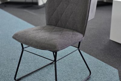 Stuhl im Stoff Derby Dark Grey, Kufen mit Drahtbinde Eisen schwarz.