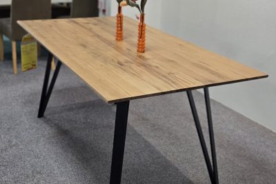 Esstisch Platte Balkeneiche natur mit original Gebrauchsspuren strukturgehobelt. Facettenprofil. Fuß Eisen schwarz. B 160 x T90 x H 76 cm