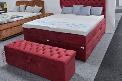 Motorboxspringbett im Stoff rot, 180 x 200 cm, Fußhöhe 2 cm schwarz, Taschenfederkernbox, Matratzen H2 und H3, Kopfteil 180 x 130 x 9 cm inkl. 2 Topper, Bettbank zum öffnen und 4 Kissen. Kopf- und Fußteile lassen sich durch Fernbedienungen verstellen