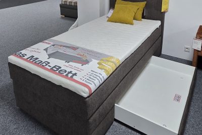 im Stoff Walnuss, Größe 100 x 200 cm mit Schubkasten rechts. Matratze Taschenfederkern H4. Inklusive 2 Dekokissen