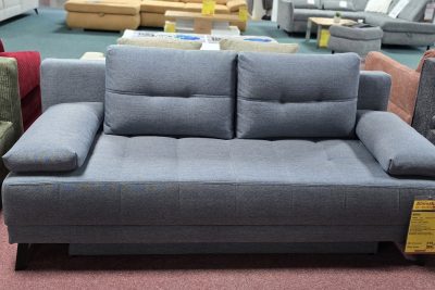 Querschläfer im Stoff blau/grau meliert mit Hubbeschlag für leichtes öffnen des Bettkasten und zum Rückenteil umklappen zum Doppelschläfer. Liegefläche ca. 140 x 195 cm. Maß: B 195 cm H 92 cm T 90 cm.