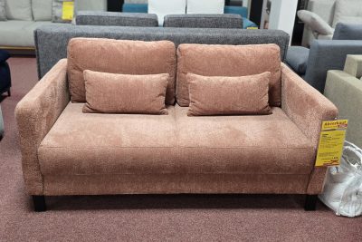 Schlafsofa im Stoff Aprico mit Trio-Faltfunktion inkl. aller Kissen und Schonerdecke. Liegefläche 146 x 210 cm, Sitzbreite 150 cm, Aussenmaß 175 cm.