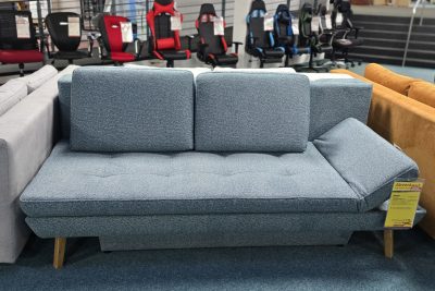 Funktionssofa Stoff blau meliert, Federkern im Sitz und Rücken, Füße Eiche natur, Hubbeschlag für leichtes Vorheben, Bettkasten und verstellbare Seitenteile an Sitz und Rücken. B 210 cm x H 92 cm x T 105 cm, Sitzhöhe 47 cm, Liegefläche 160 x 210 cm.