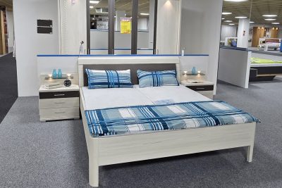 Schlafzimmer in Polar-Lärche Nachbildung, Absetzung anthrazit. Bestehend aus: Kleiderschrank B 250 cm 5türig, 3 Spiegeltüren, Passepartout mit LED Beleuchtung, Türdämpfer,  Schubkasteneinsatz, Wäschebodeneinsatz, Bett 180 x 200 cm, Kopfteilpolsterung Havanna, Nachtkommodenpaar mit 3 Schubkästen  und Paneel mit LED-Beleuchtung sowie 2 LED-Flexleuchten. Ohne Deko!