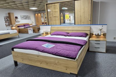 Schlafzimmer in Bianco-Eiche Nachbildung. Bestehend aus: Schwebetürenschrank 3türig, 1 Spiegeltür mittig, mit Passepartoutrahmen, Türdämpfer, Einlegeböden, Nachtkommoden-Paar mit 3 Schubkästen und Paneel mit LED-Beleuchtung sowie LED-Flexleuchten fürs Bett. Bett 180 x 200 cm, Höhe 48 cm. Ohne Deko!