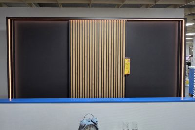 Schwebetürenschrank 3-türig, Front und Korpus Graphit-Dekor Senkrechtleisten mittige Tür in Bianco-Eiche Nachbildung. Mit Passepartoutrahmen und LED Beleuchtung umlaufend, Tür- und Kollissionsdämpfer.