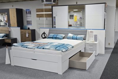 in Front Alpinweiß Korpus Grau metallic. bestehend aus Schwebetürenschrank B 271 cm H 211 cm T 62 cm  mit Passepartoutrahmen und Dämpfer. Bett 180 x 200 cm mit 3 Schubkästen, Kopfteil mit Stauraum und 2 Nakos 3 Schubkästen.  Ohne Deko.
