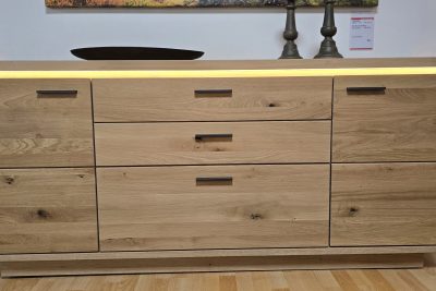 Front Balkeneiche Bianco massiv, Korpus Eiche Bianco furniert. Schubkästen gedämpft. Inklusive Beleuchtung. Ohne Deko. B 210 cm x H 84 cm x T 44 cm