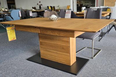 Tisch mit Synchronauszug in Wildeiche furniert mit Säule und Bodenplatte. B 180 cm ausziehbar auf 230 cm mit innenliegender Platte a 50 cm x H 77 cm x T 100 cm. Ohne Deko.