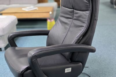 in Leder schwarz, Sitz weich, Sitzhöhe 47 cm, Sitztiefe 52 cm, Rückenhöhe 111 cm, Sternfuß edelstahl, mit 2 E-Motoren und Motor-Kopfteilverstellung.