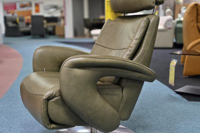 Relaxsessel manuell verstellbar im Sitz und Rücken und höhenverstellbares Kopfpolster in Leder Farbe Moos, Drehteller rund Metall, Sitzfestigkeit mittel, Sitzhöhe 45 cm, Sitztiefe 52 cm, Rückenhöhe 110 cm.