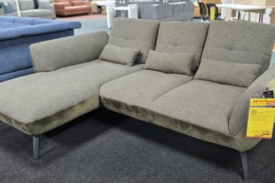 im Stoff Khaki mit Absetzung Samt Olive. Purschaum auf Wellenfederung, Sitztiefenverstellung mit Rückenneigung, Sitzhöhe 43 cm, inkl. 3 Nierenkissen. Maß: 191 - 207 cm durch Rückenneigung x 266 cm x 121 - 137 cm.