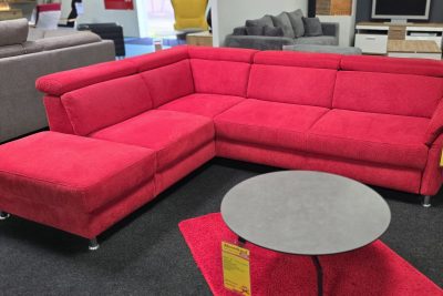 im Stoff Paris rot, Purschaum auf Wellenfederung, inkl. Kopfteilverstellungen (außer im Eckteil), kleiner Bettkasten und Schlaffunktion (Bett).  Sitztiefe 58 cm, Sitzhöhe 46 cm, Höhe 81 cm, Maß: 228 x 269 x 98 cm. Rücken echt bezogen.