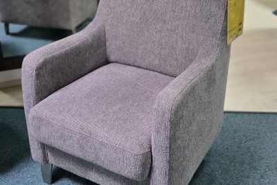 im Stoff Orlean grau, Fuß Nickel satiniert. B 70 cm x H 93 cm x T 75 cm.