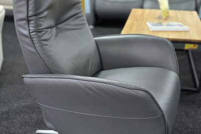 in Leder Longlife Schiefer, Rücken echt bezogen, Sitz Superlastic Soft, Sternfuß Edelstrahloptik, manuelle Funktion.