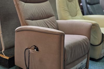 in Stoff Smoke mit Rollen, Sitz Superlastic med, 1motorig mit Aufstehhilfe.