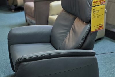 in Leder Longlife Aqua, Sitz Super Med, Sitzbreite ca. 52 cm, Sitzhöhe ca. 46 cm. 2-motorig für Einzelverstellung Fuß- und Rückenbereich, elektrische Kopfteilverstellung und Akku mit Ladestation.