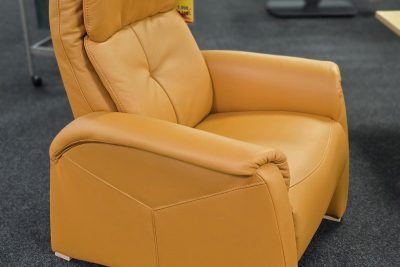 in Leder Safran, Rücken echt bezogen, Holzfuß Wildeiche, Sitz Superlastic Med, manuelle Verstellung, Kopfteilverstellung mit Komfortbeschlag, Sitzbreite 50 cm.