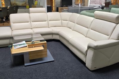 in Leder Farbe Nebel, Rücken echt bezogeb, Sitzhöhe 45 cm, Sitz Superlastic Soft, inklusive Bettkasten, Relaxecke, elektrische Relaxfunktion und Kopfstützen.