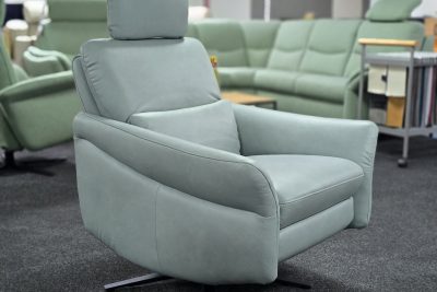 in Leder Soft-Nappa Jade, Sitz Superlastic Soft, Rückenteil ausklappbar für Kopfstütze, manuelle Relaxfunktion, Sternfuß Anthrazit, SH 47 cm SB 48 cm.