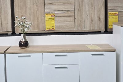 in Weiß mit Sonoma-Eiche oder Sanremo-Eiche Nachbildung, B 144 cm x H 88 cm x T 40 cm Solange Vorrat reicht. Ohne Deko!