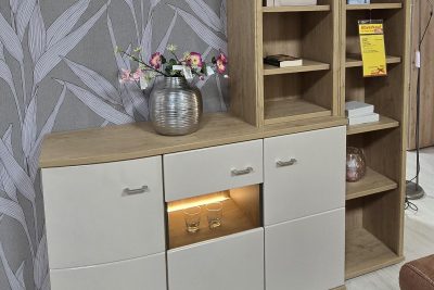 im Dekor Wildeiche/Cappuccino Hochglanz inkl. LED-Glaskantenbeleuchtung. Maß ca. B 180 cm x H 174 cm x T 40 cm. Ohne Deko.