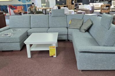 in Stoff Magic Frost-Longlife uni, Rücken echt bezogen, Sitz soft inkl. Armteilverstellungen und Kopfstütze, Sitzhöhe ca. 46 cm, Rückenhöhe 89 cm. Bestehend aus: Longchair mit VitaCcomfortfunktion 2-motorig, 2-Sitzer mit Doppelbett Liegefläche 140 x 200 cm, Relaxecke und 2,5-Sitzer mit Bettkasten. Maß ca. 164 cm x 348 cm x 269 cm