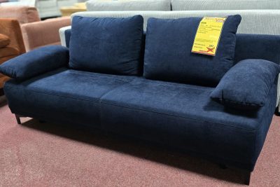 in Stoff dunkelblau Velouroptik mit Bettkasten und Schlaffunktion. Inklusive 2 Rücken- und Seitenkissen. Maß B 195 cm x H Rückenteil 67 cm x T 78 cm, Liegefläche 120 cm x 195 cm, Sitzhöhe 39 cm.