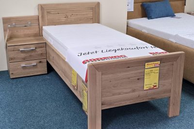 Kopfteil massiv Asteiche, Korpus Dekor Asteiche, Liegefläche 90 x 200 cm, Maß ca. B 98 cm x H 95 cm x T 208 cm. Ohne Lattenrost und Matratze! Eine Nachtkommode 118045-003 einzeln erhältlich Preis 199,00 Euro.
