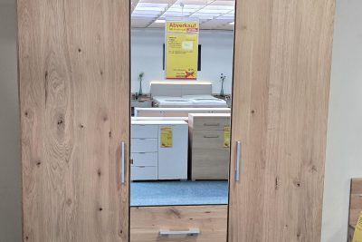 in Eiche Artisan Nachbildung, 1 Tür und 3 Schubkästen. Maß ca. B 120 cm x H 81 cm x T 42 cm.
