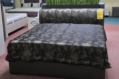 zerlegbar, in Stoff Korpus Textilleder dunkelbraun, Tagesdecke und Kopfteil Stoff beblümt. 180 x 200 cm, Bonellfederkernmatratzen H2 und H3. Kopf- und Fußteilverstellung, Bettkasten beidseitig von vorn zu öffnen.
