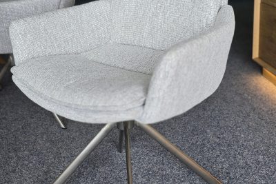 Design-Stuhl fest (nicht drehbar) mit Armlehnen, Gestell Stativ Edelstahl gebürstet, Stoff Jaquard Flachgewebe. 