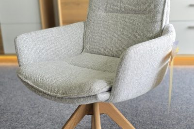 Design-Stuhl drehbar 360 Grad, Gestell Stativ Eiche massiv satin lackiert. Stoff Jaquard Flachgewebe lichtgrau.