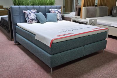 Größe 180 x 200 cm, Kopfteil Stoff in Lederoptik, Unterbau und Matratzen in Stoff Petrol. Taschenfederkern Härte H2 und H3. Inklusive 4 Dekokissen. 