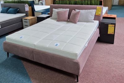 in Stoff Feincord rose, 180 x 200 cm geteilt, Taschenfederkernmatratzen H2 und H3, Metallfuß schwarz. Das Bett lässt sich von vorn öffnen und hat 2 Bettkästen. Inklusive 4 Kissen.
