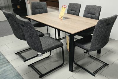 bestehend aus 1 Eßtisch und 6 Stühle als Freischwinger. Tisch ist fest in der Größe 160 x 90 x H 75 cm im Dekor Halifax Eiche goldbraun. Schwingstühle sind im Stoff oliv mit Ledergriff und Gestell Metall matt.