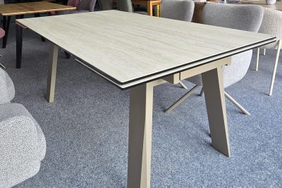 Platte Sicherheitsglas 10 mm und 3 mm Keramik beige marmoriert, Gestell Taupe matt lackiert, Stirnauszug. Maß: B 180 (260) x H 76 x T 100 cm.